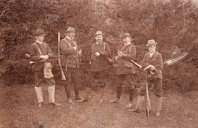 CACCIA fotogruppo che ritrae cinque cacciatori in posa a semicerchio, due di loro non hanno mantenuto l\