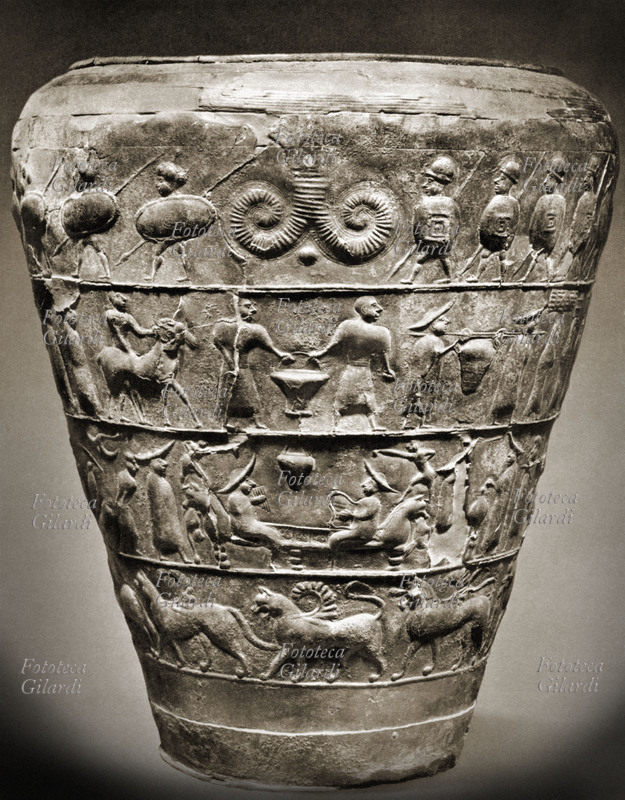 ETRUSCHI situla della Certosa. Vaso in bronzo decorato a sbalzo, con scene di vita, circa 600 a.C.