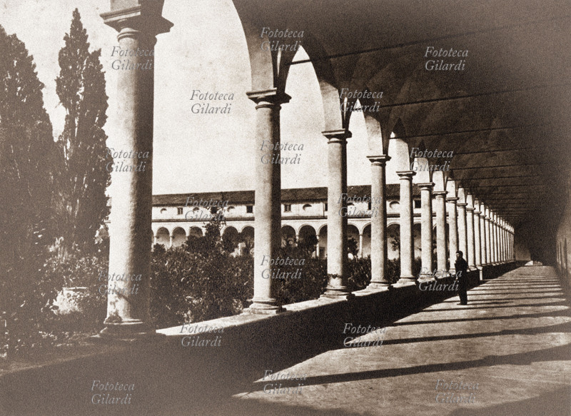 MONASTERO Veduta fotografica del Chiostro della Certosa alle Terme, di Diocleziano. È il chiostro grande della certosa di S.Maria degli Angeli, più comunemente conosciuto come chiostro Michelangiolesco, perché la tradizione lo attribuisce ad un disegno di Michelangelo, fa parte insieme con la costruzione del monastero della grande trasformazione delle Terme di Diocleziano, voluta da Pio IV con bolla papale del 27 luglio 1561. Posto a nord-est della chiesa di S.Maria degli Angeli e dei Martiri, dietro al presbiterio, e a ridosso del chiostro piccolo, Ludovisi, (così denominato per la collezione archeologica che vi era conservata), occupa il corpo centrale delle Terme e l\