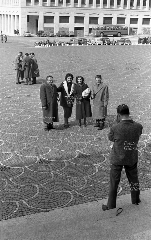 IV CONGRESSO della CGIL Alcuni partecipanti posano per una fotoricordo sulla piazza antistante il Palazzo dei Ricevimenti e dei Congressi, l\