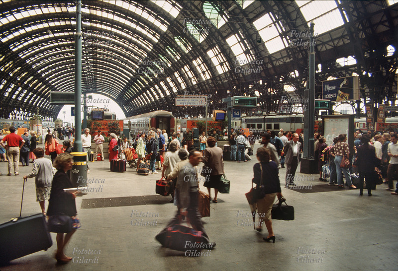 TRASPORTI Stazione Centrale di Milano: veduta dei binari con i treni in partenza. Molti viaggiatori aspettano in gruppo o si dirigono con i bagagli verso il proprio treno. Fotografia di Elena Piccini 1991