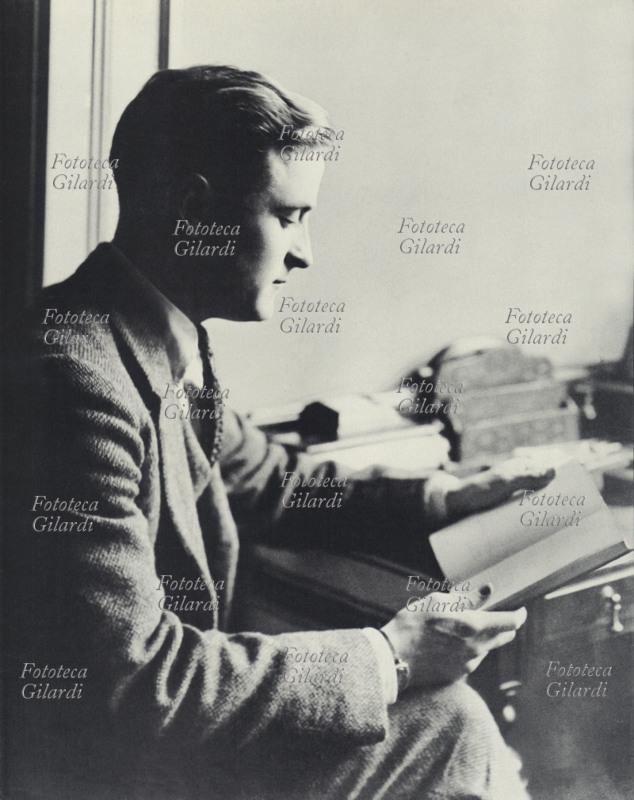 Francis Scott FITZGERALD (1896-1940) narratore statunitense ritratto mentre legge uno dei suoi romanzi. Partecipò alla prima guerra mondiale come volontario. Tra le sue opere: Di qua dal paradiso, 1920; Il grande Gatsby, 1925; Tenera è la notte, 1934; Gli ultimi fuochi, (postumo) 1941. Fotografia, U.S.A. 1920-29.
