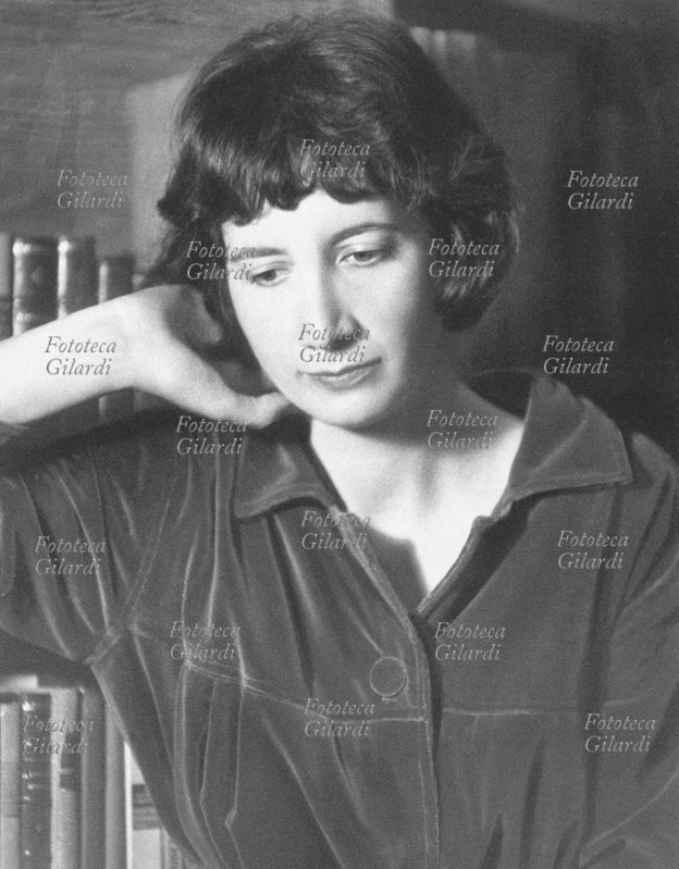 Lorenza MAZZETTI (26 luglio 1927), regista, pittrice e scrittrice italiana, ritratta con sguardo malinconico dinnanzi ad una libreria. Fotografia eseguita da Ghitta Carell (20 settembre 1899 – 18 gennaio 1972), fotografa ungherese naturalizzata italiana, ritrattista ufficiale dei reali d\