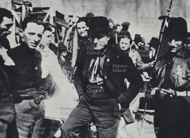 Benito MUSSOLINI (29 luglio 1883 – 28 aprile 1945) insieme ai suoi seguaci all\