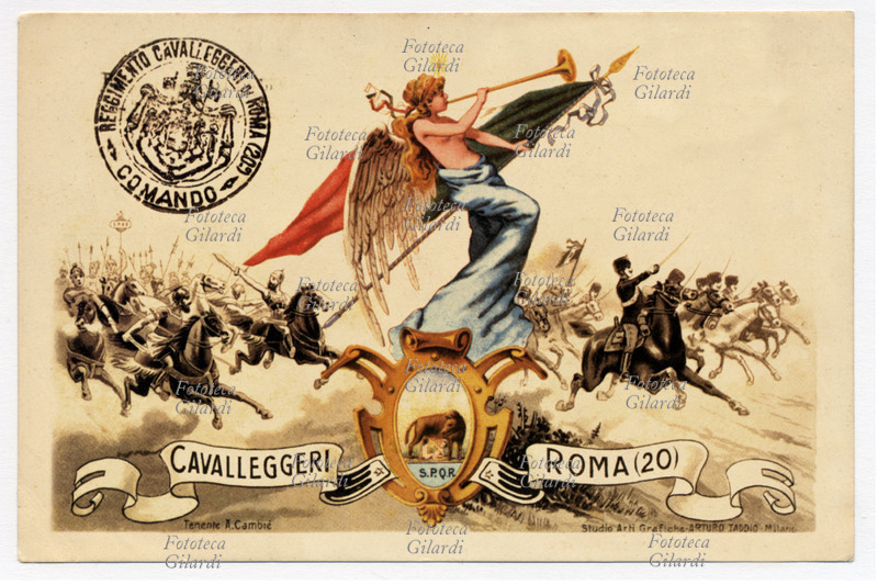 ITALIA Una carica del Reggimento cavalleggeri Roma 20 con al centro una figura allegorica di Vittoria alata che suona la tromba brandendo il Tricolore. Cartolina postale reggimentale, 1900 circa