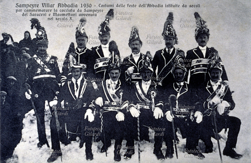 TRADIZIONI POPOLARI Sampeyre Villar Abbadia 1930, gruppo di 11 personaggi vestiti allo stesso modo, costumi delle feste dell\