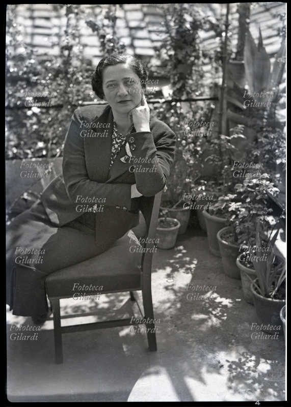 Ghitta CARELL (20 settembre 1899 – 18 gennaio 1972), fotografa ungherese naturalizzata italiana. Autoritratto in terrazza. Scansione diretta lastra - versione positivo ottenuta con inversione dei toni (versione colorizzata in #36629). Roma Piazza del Popolo, 1940 circa