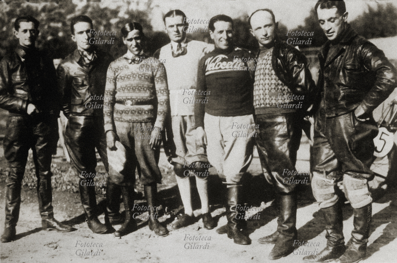 SPORT Tazio Nuvolari (16 novembre 1892 – 11 agosto 1953) e Achille Varzi (8 agosto 1904 – 1º luglio 1948) in gruppo, terzo e quarto da sinistra, con altri corridori motociclisti in Italia nel 1928.