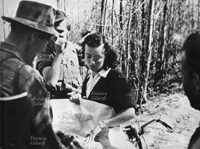 SECONDA GUERRA MONDIALE Staffetta in bicicletta rifornisce di abiti e generi di prima necessità una Brigata partigiana di posto sull\