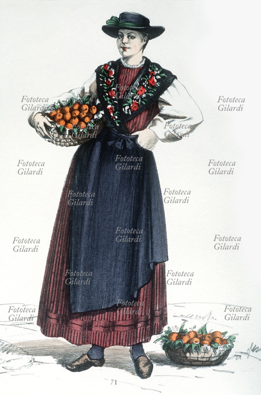 VICENZA costume tradizionale femminile; la giovane fruttivendola porta sottobraccio un cesto di albicocche ed a terra uno di pesche. Tavola n. 71 da \