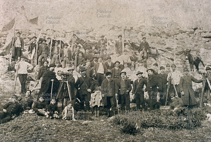 GEOMETRI squadra di misurazione (battitura) dei piani per la costuzione di strade, edifici, muri di sostegno etc. Fotografia virata seppia, Italia 1900 circa.