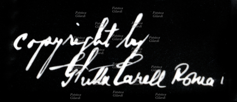 Ghitta CARELL (1899-1972) fotografa ritrattista, firma autografa bianco su nero. Roma, 1940 circa