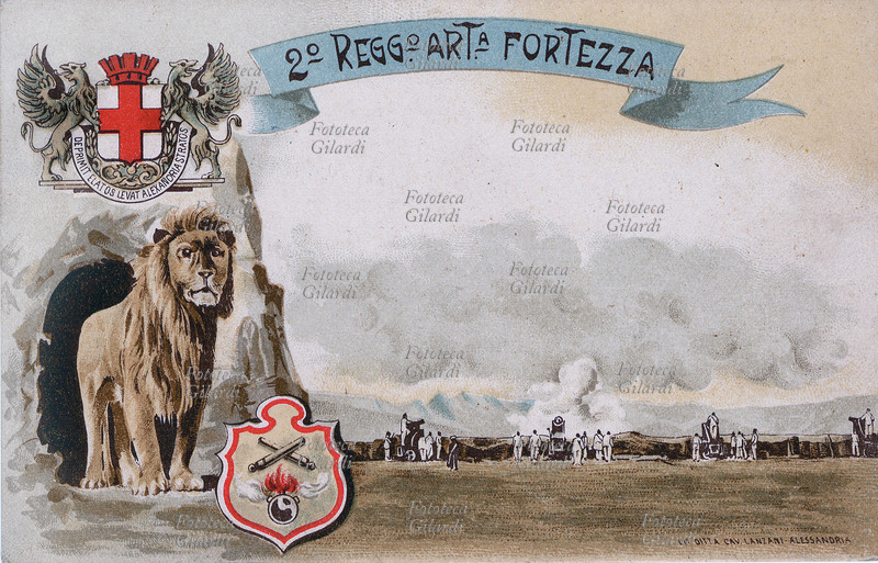 COLONIALISMO 2° Reggimento Artiglieria Fortezza (Alessandria). Cartolina allegorica raffigurante vari stemmi e artiglieri in azione sul fronte della prima guerra coloniale in Eritrea 1888-89. Cromolitografia Ditta Cavalier Lanzani, Alessandria. Cartolina postale italiana, colonia eritrea, 1890 circa