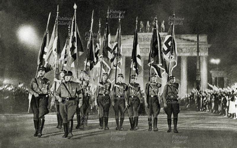 TERZO REICH Ultime elezioni in Germania, le S.A. in marcia davanti la porta di Brandeburgo festeggiano la vittoria hitleriana. Germania, 13 marzo 1933