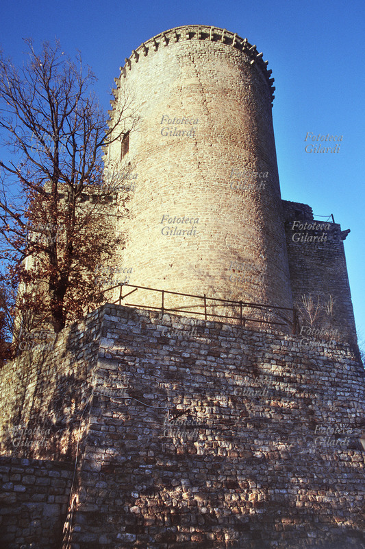 CASTELLO DI ORAMALA, la torre. Di epoca longobarda, fu la prima residenza dei marchesi Malaspina. Edificato attorno all\