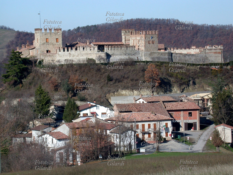 CASTELLO II castello di Montesegale. Edificato su una collina che domina il borgo dal XI secolo in fasi successive per volere dei Gambarana. La parte più antica è quella situata a mezzogiorno; il resto del complesso risale al secolo XVII. Fotografia Giuliano Grasso