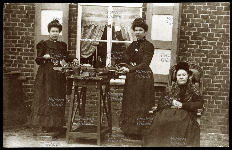 MESTIERI Fotografia ricordo di due fabbricanti di calze, in posa accanto alla macchina per confezionarle - Italia 1912