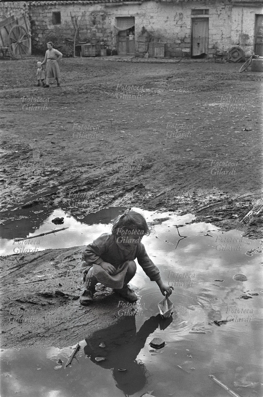 VENOSA (PZ) Veduta del cortile in terra battuta all\