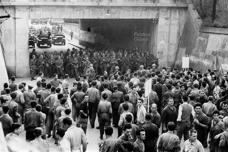 STORIA DEL MOVIMENTO OPERAIO Sciopero contro i licenziamenti alla Breda. I manifestanti di fronte allo schieramento delle forze dell\