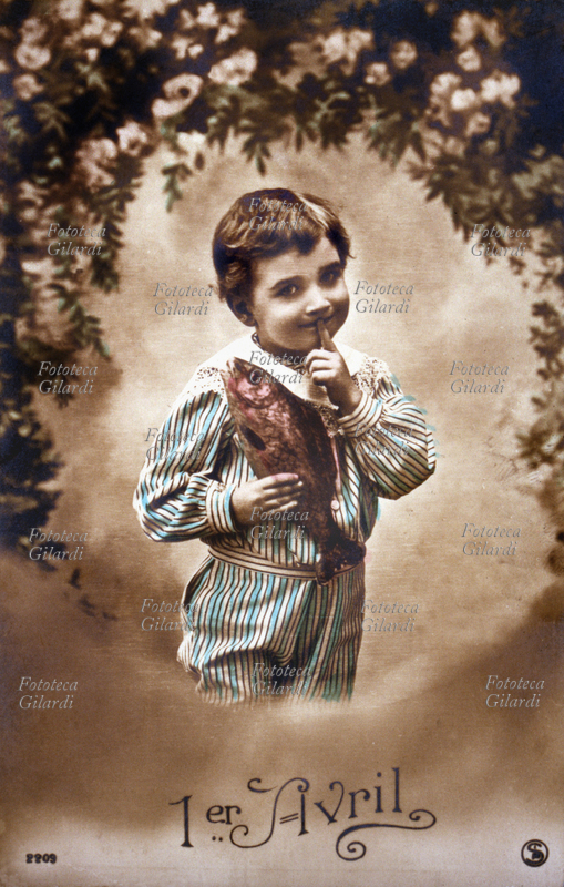 RICORRENZE Primo Aprile. Bambino prepara un pesce d\