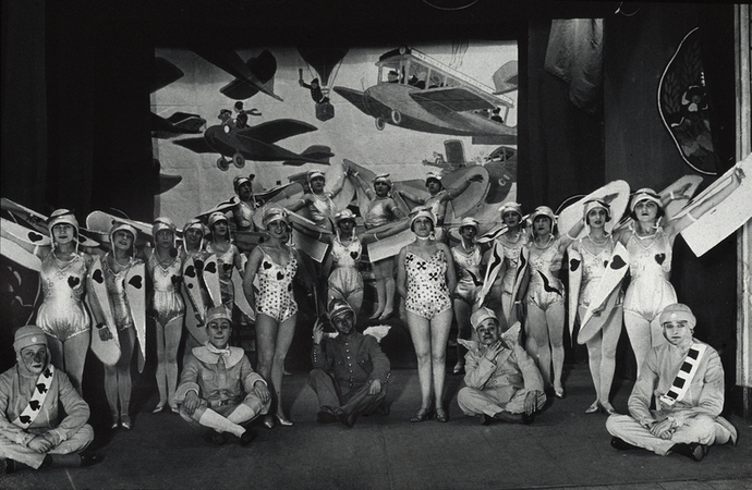 SPETTACOLO DI VARIETà CON ERMINIO MACARIO SPETTACOLO DI VARIETà CON ERMINIO MACARIO