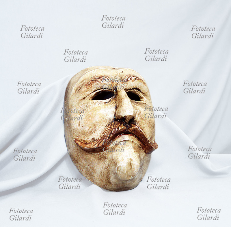 MASCHERA lignea del carnevale tradizionale di Sappada, piccola comunità delle alpi bellunesi che ha conservato un dialetto di ceppo linguistico tedesco conseguente a insediamenti di popolazioni germaniche del secolo. La maschera rappresenta il \