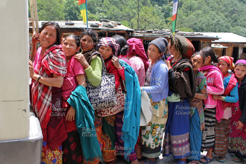 NEPAL Kodari, ai confini con il Tibet, lungo la Friendship Highway. Queste donne, su richesta dell\