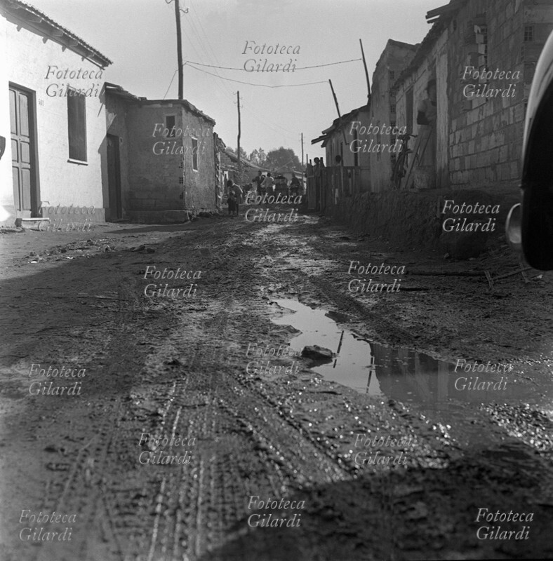 VEDUTE situazione di degrado in una strada di \