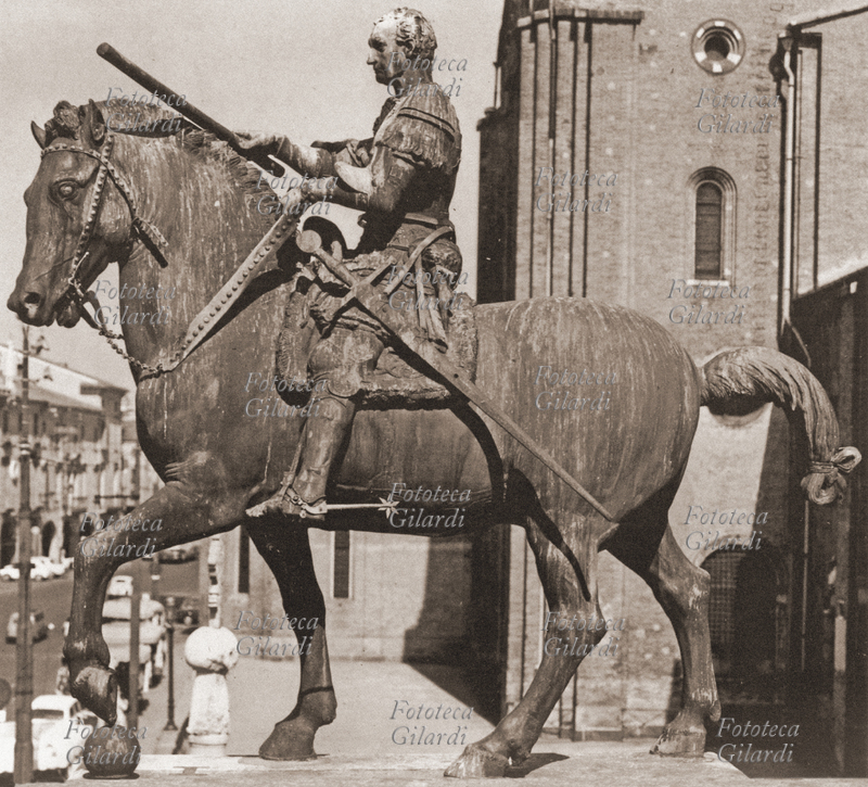 GATTAMELATA Erasmo da Narni, detto il (1370-1443), valoroso condottiero di ventura. Monumento equestre al Gattamelata, scultura di Donatello (1386-1466) Padova, Piazza del Santo, fotografia 1960 circa