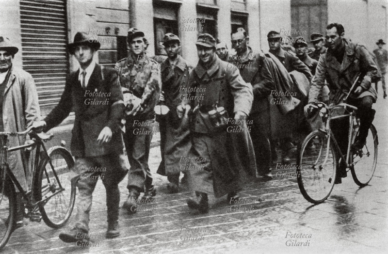 RESISTENZA Prigionieri tedeschi pronti per il rimpatrio scortati dai partigiani. Italia, aprile 1945