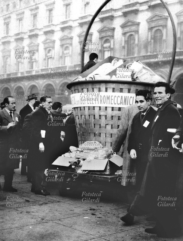 LOTTE OPERAIE manifestazione di solidarietà con gli elettromeccanici, contro i licenziamenti. Fotografia di Ando Gilardi (1921-2012) #andogilardi, Italia autunno 1964.