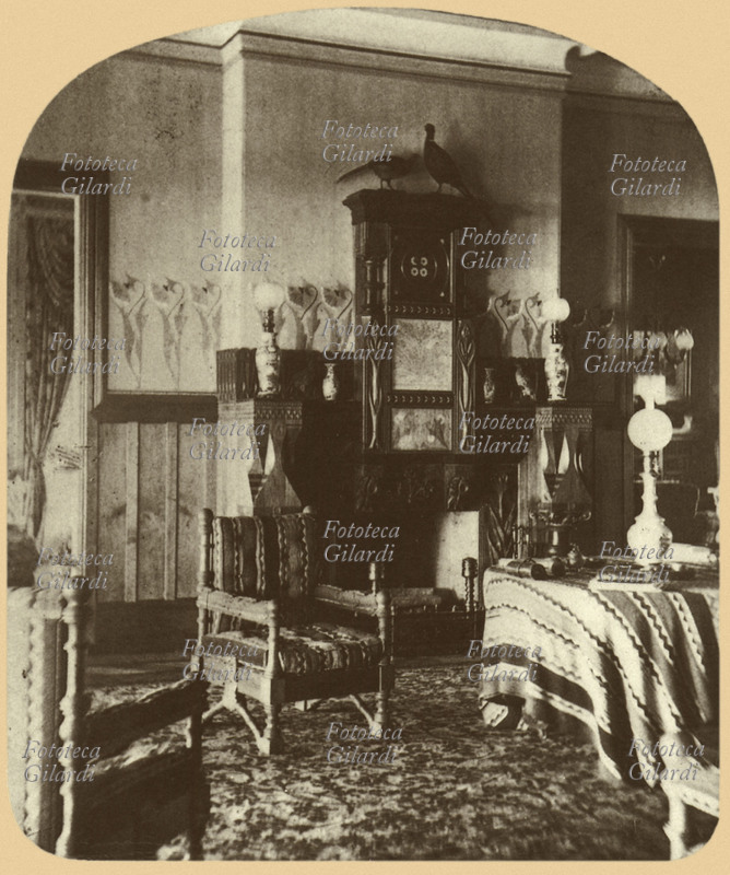 ARREDAMENTO interno di salotto a Boston. Nella tappezzeria e nei mobili ci sono già degli elementi di Art Nouveau, poi diffusa nel decennio successivo. Dettaglio da stereoscopia di J. Williams, U.S.A., 1882.