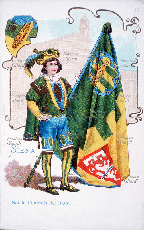 PALIO DI SIENA Sbandieratore della Contrada del Bruco, di cui si accenna un scorcio sullo sfondo. Costume tradizionale, stemma e bandiera della contrada in una cartolina postale, Italia primi anni del XX secolo.