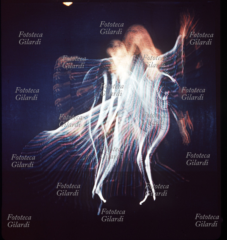 MOVIMENTO fotografia creativa che descrive il movimento di un corpo umano mentre si gira con un salto. L\