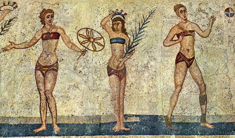 ANTICA ROMA Fanciulle in bikini che si esercitano ai giochi. Dettaglio da mosaico pavimentale, Camera delle Dieci fanciulle; sito archeologico UNESCO. Villa Romana del Casale, comune di Piazza Armerina (EN), Sicilia, III-IV secolo.