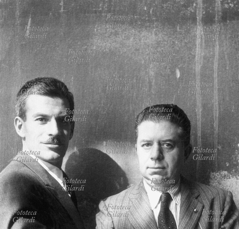 LETTERATURA Elio Vittorini (23 luglio 1908 – 12 febbraio 1966), scrittore, traduttore, critico letterario e curatore editoriale italiano, con Eugenio Montale (12 ottobre 1896 – 12 settembre 1981), poeta, scrittore, traduttore, giornalista, critico musicale, critico letterario e pittore italiano. Italia, 1965 circa.