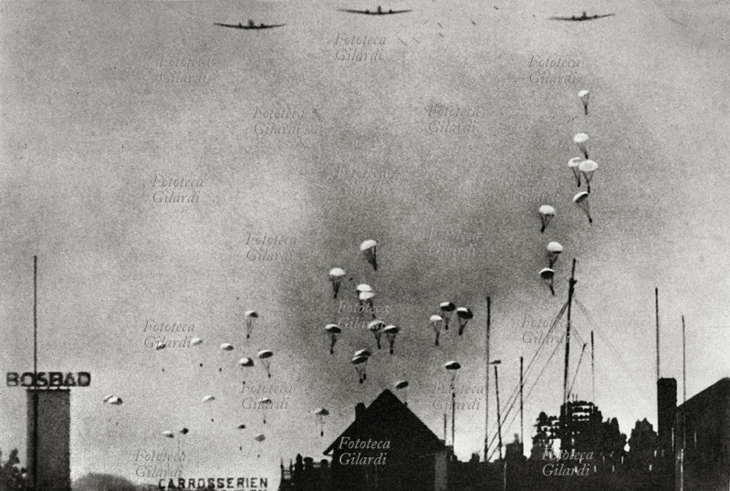 SECONDA GUERRA MONDIALE Paracadutisti tedeschi occupano la città si lanciano sui ponti di Rotterdam, Dordrecht e Moerdijk. Olanda, Rotterdam 10 maggio 1940