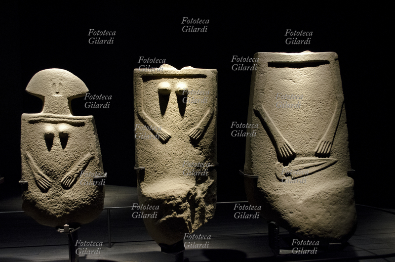 PREISTORIA tre esemplari di statua stele, due femminili e una maschile che detiene un pugnale. Questo genere di monumento di tipo antropomorfo in pietra arenaria rientra nel fenomeno del megalitismo, comune alle popolazioni pre/protostoriche dell\