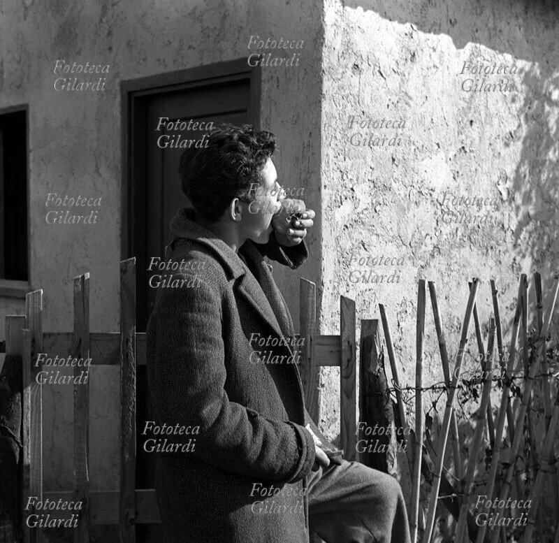 ADOLESCENZA ragazzo mangia una mela a morsi, è un abitante di \