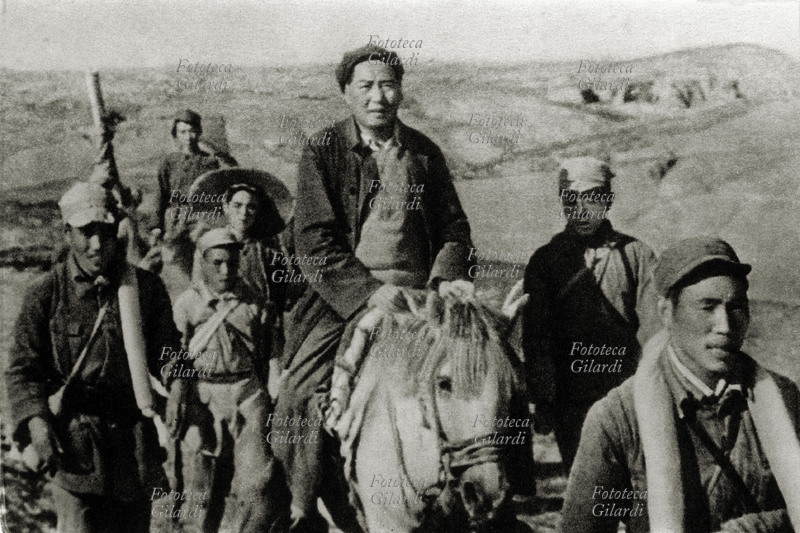 MAO TZE-TUNG (1893-1976) la Lunga Marcia portò Mao a capo della rivoluzione; qui con l\