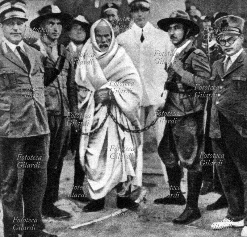 Omar AL-MUKHTAR (1861-1931) Cirenaica, la sua cattura in quanto capo della ribellione, resistenza contro gli italiani nel Gebel. Il 10 giugno 2009 durante la sua prima visita ufficiale in Italia, il leader libico Muammar Gheddafi, si presentò allo sbarco in aeroporto, con questa fotografia appuntata sulla divisa. Libia 1931
