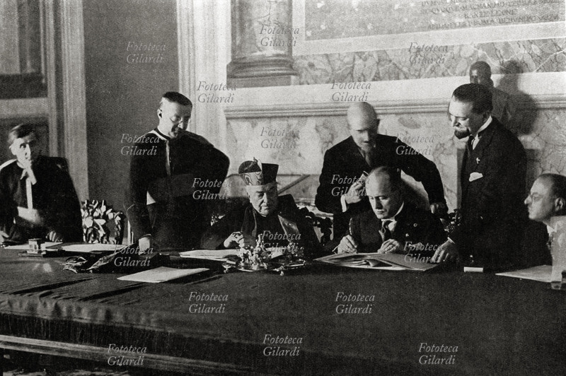 PATTI LATERANENSI Il Cardinale Gasparri, rappresentante del Vaticano, e Benito Mussolini rappresentante del Regno dl\