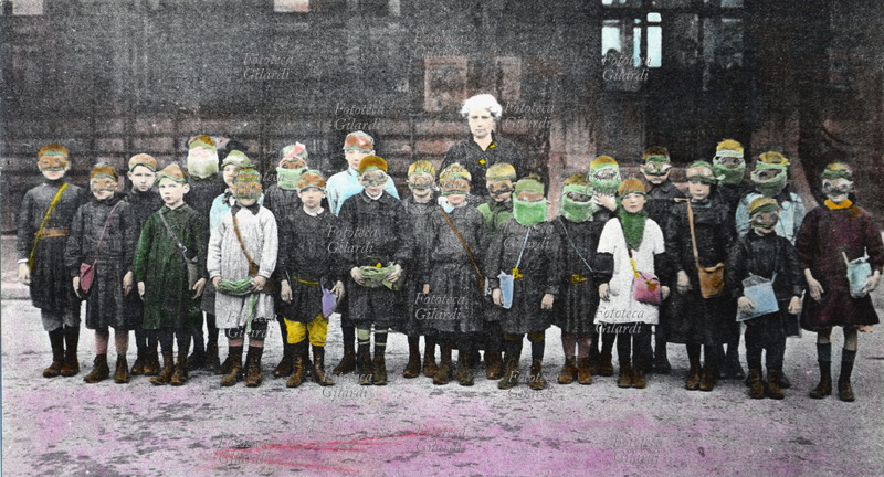 I GM FRANCIA Gli allievi di una scuola elementare di Reims indossano maschere antigas per essere sempre pronti a proteggersi da eventuali bombardamenti con i gas asfissianti. Rara copia della fotografia, colorata manualmente. Reims, gennaio 1916.