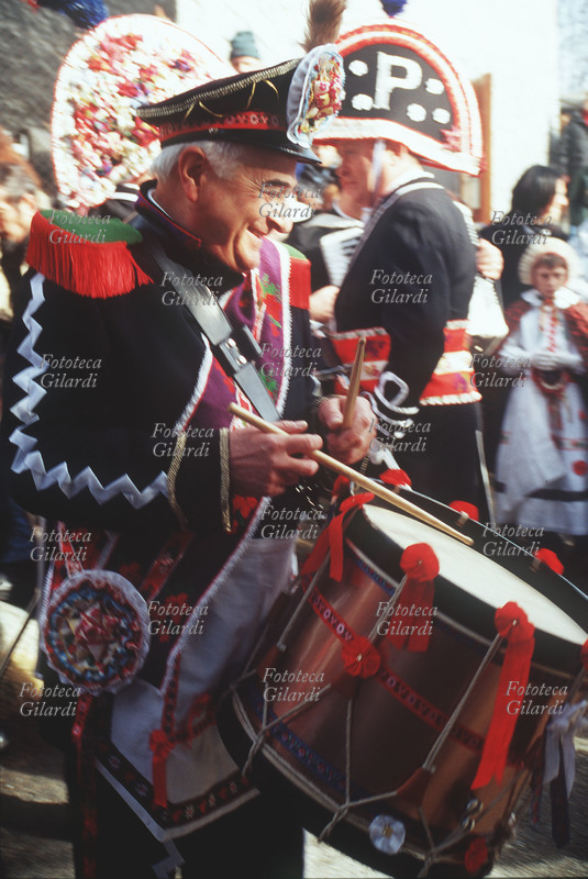 TRADIZIONI POPOLARI Sampeyre, località Villar, Baìo 2002. uno dei \