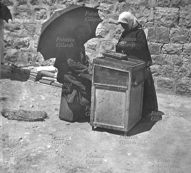 MESTIERI Gerusalemme: il cambiavalute. Fotografia, lastra positiva per proiezione, Impero Ottomano 1900 circa.