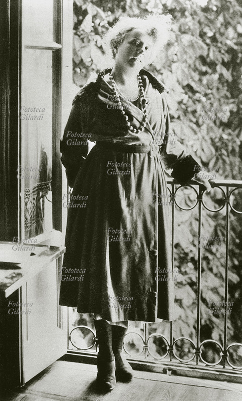 Margherita SARFATTI (1883-1961) scrittrice italiana. Ritratto fotografico a figura intera, appoggiata alla ringhiera di un balconcino. Fu amante di Benito Mussolini. Italia, 1926.