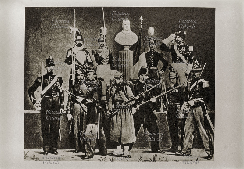 ESERCITO PONTIFICIO soldati pontifici di tutte le armi, in posa allegorica, difendono con baionetta in canna, spade e alabarde il busto di Pio IX dai garibaldini. Fotografia, Città del Vaticano 1860 circa