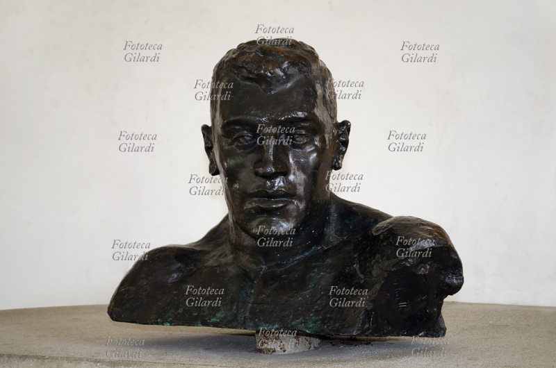 Primo CARNERA (25 ottobre 1906 - 29 giugno 1967) pugile, lottatore e attore italiano, naturalizzato statunitense nel 1953. Dopo un\