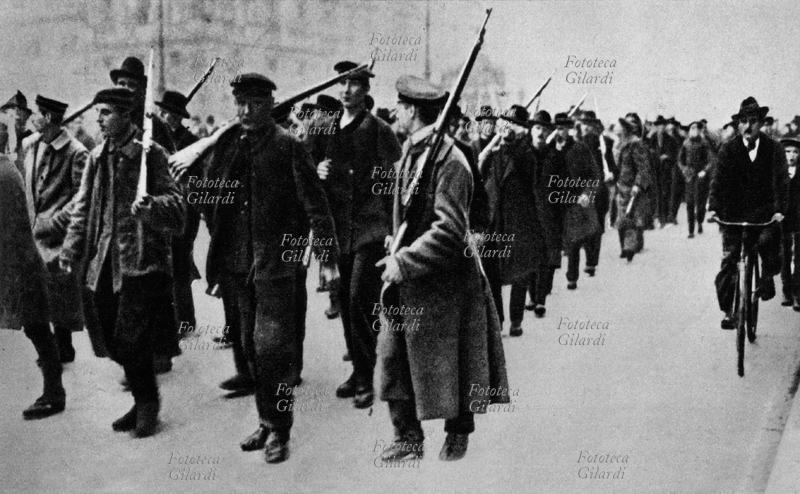 GERMANIA Battaglioni spartachisti a Berlino. La Lega Spartachista (Spartakusbund, in tedesco) fu un movimento rivoluzionario socialista organizzato in Germania durante la prima guerra mondiale. La Lega prese il nome dal celebre gladiatore Spartaco, che capeggiò una rivolta antischiavista contro Roma, 1918 1919