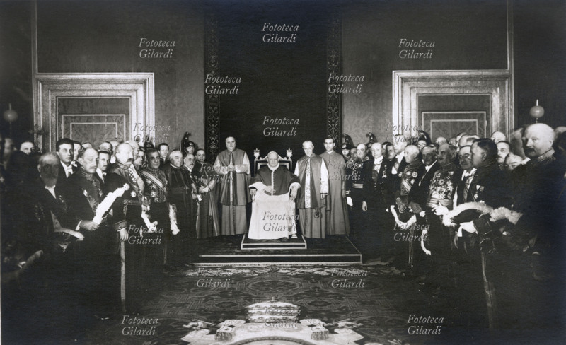 Papa PIO XI (Achille Ratti 1857-1939), udienza del Santo Padre al Corpo Diplomatico, il 9 marzo 1929, un mese dopo la storica firma dei Patti Lateranensi (11 febbraio). Fotografia G. Felici, Roma 1929